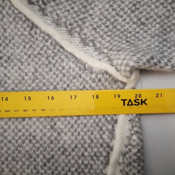 NWOT Wind River Ladies Size Medium Grey & White Straight Fit Sweater - Picture 7 of 9